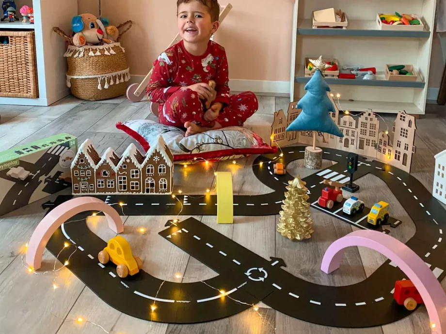 WAYTOPLAY | HIGHWAY | LARGE FLEXIBLE TOY ROAD (24 PC / 376cm) - Car Edition (1 voiture 4 roues colorées incluse)