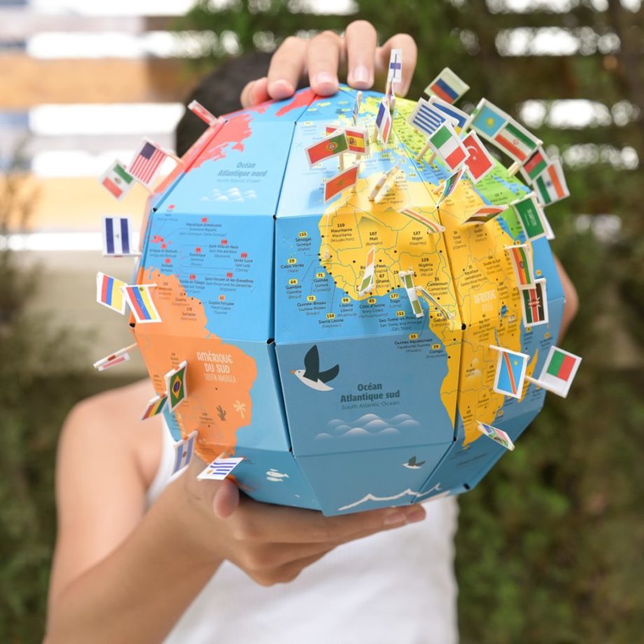POPPIK | Globe à construire DRAPEAUX (8-14 ans)