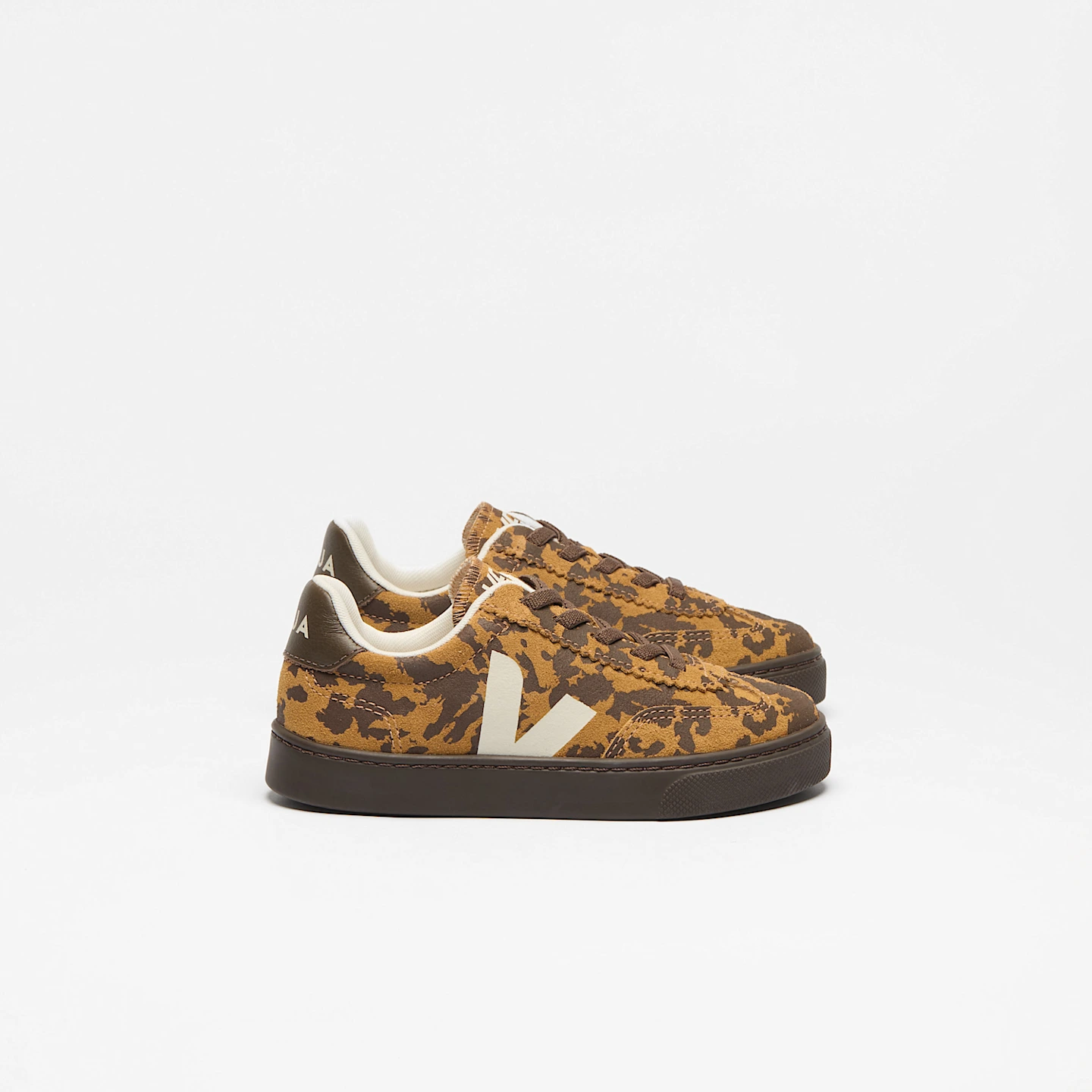 VEJA | VOLLEY ELASTIC LACES SUEDE CAMEL WILD COUNTRY