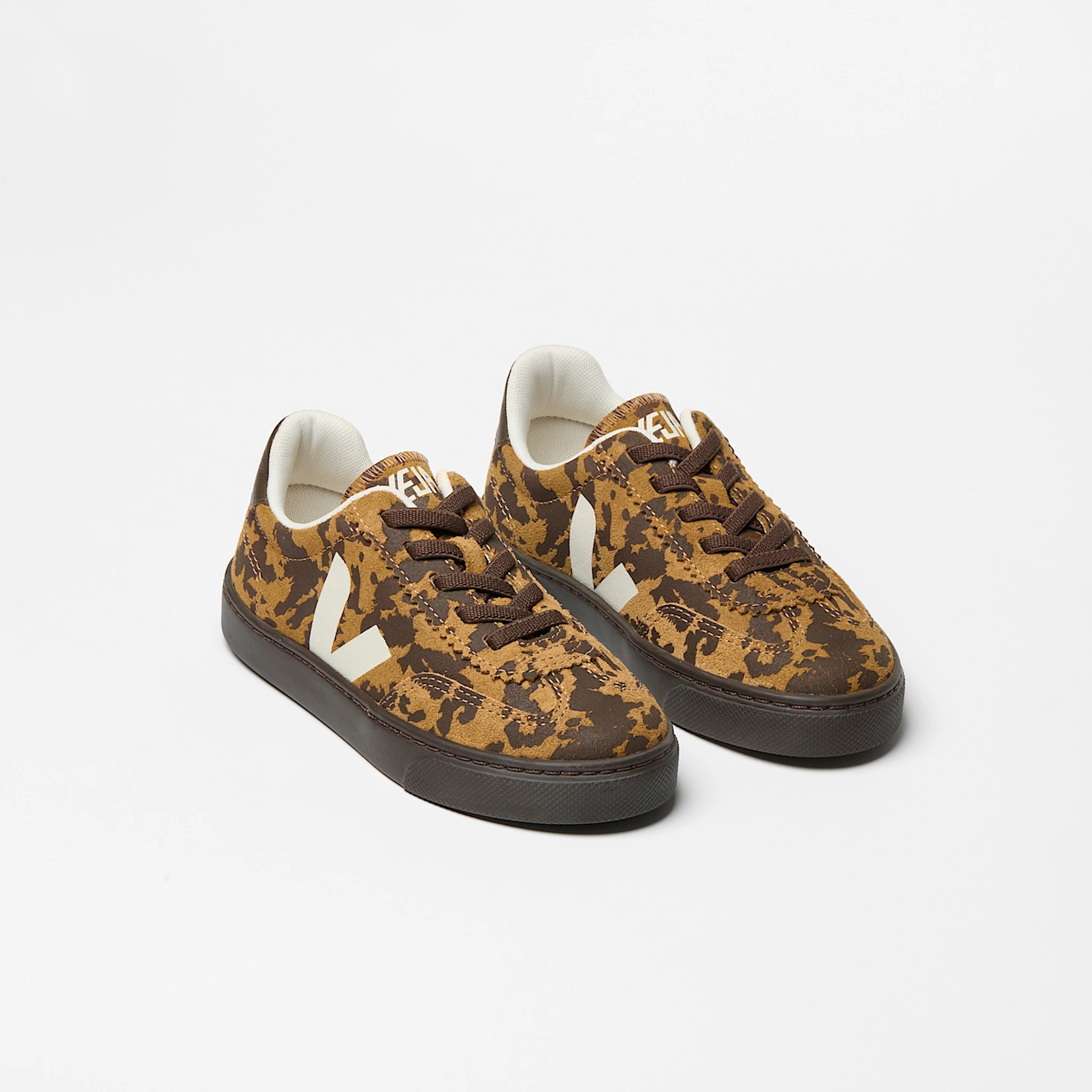 VEJA | VOLLEY ELASTIC LACES SUEDE CAMEL WILD COUNTRY